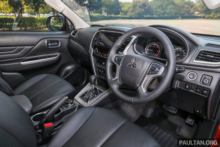 Nội thất của Triton Adventure X có ghế ngồi bọc da tổng hợp, ghế lái chỉnh điện, lẫy chuyển số sau vô-lăng, hệ thống thông tin giải trí tương thích Apple CarPlay/Android Auto.