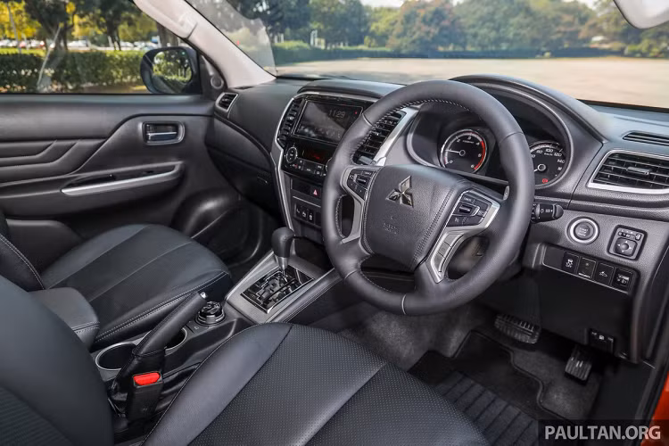 Nội thất của Triton Adventure X có ghế ngồi bọc da tổng hợp, ghế lái chỉnh điện, lẫy chuyển số sau vô-lăng, hệ thống thông tin giải trí tương thích Apple CarPlay/Android Auto.