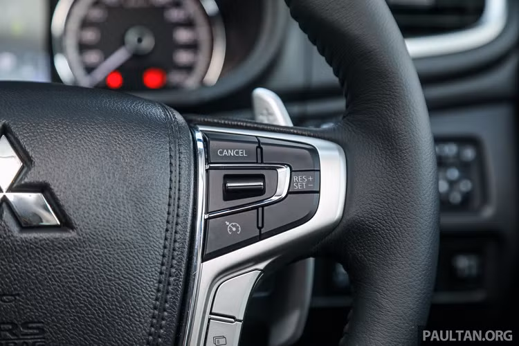 Ngoài ra, xe còn có một số tính năng an toàn cơ bản như phanh ABS/EBD, hỗ trợ khởi hành ngang dốc, ổn định thân xe, kiểm soát lực kéo.