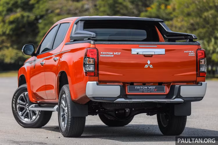 So với phiên bản tiêu chuẩn, mẫu xe bán tải Mitsubishi Triton Adventure X được bổ sung nhiều chi tiết như tem decal màu xám mang dòng chữ "Adventure X" ở 2 bên hông xe, cánh gió bằng nhựa màu đen trên thùng xe, ốp gương và ốp gầm trước màu bạc.