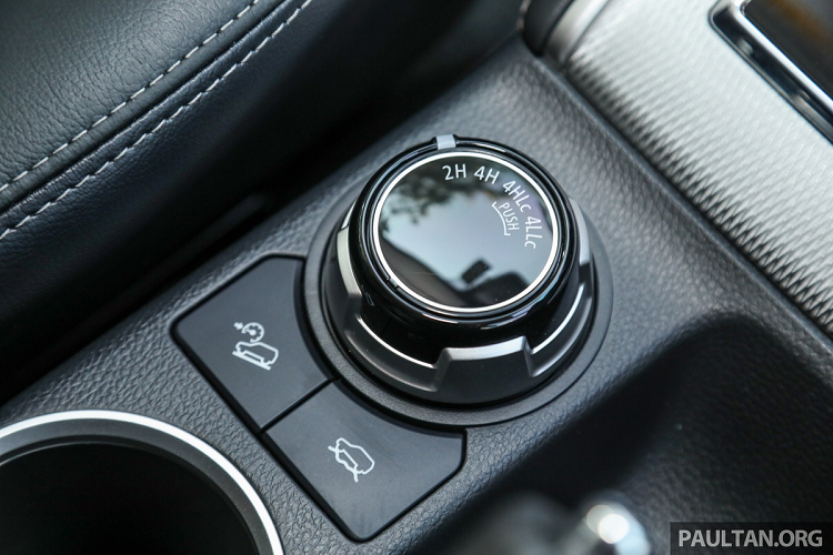 Về an toàn, Triton Adventure X được trang bị hệ thống giảm thiểu va chạm phía trước với phanh khẩn cấp tự động, cảnh báo điểm mù, cảnh báo lệch làn đường, cảnh báo phương tiện cắt ngang phía sau, đèn chiếu sáng tự động và 7 túi khí.