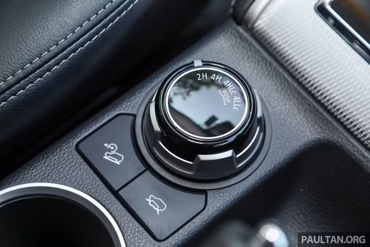 Về an toàn, Triton Adventure X được trang bị hệ thống giảm thiểu va chạm phía trước với phanh khẩn cấp tự động, cảnh báo điểm mù, cảnh báo lệch làn đường, cảnh báo phương tiện cắt ngang phía sau, đèn chiếu sáng tự động và 7 túi khí.