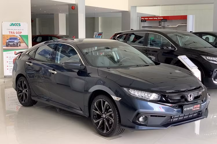 Chay doanh so cuoi nam, dai ly giam toi 80 trieu dong cho Honda Civic