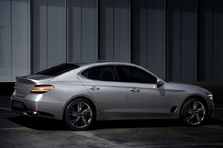 Các thay đổi ở hông mẫu xe sang Genesis G70 mới không có nhiều ngoại trừ sự xuất hiện của khe gió đặt ngay sau vòm bánh trước. Mặt khác, Genesis đã thực hiện một cuộc đại tu cho đuôi xe của G70 2021 với việc trang bị đèn hậu "Quad Lamps" tương tự đèn pha - lấy cả hứng từ đôi cánh bay bổng trong logo của Genesis. Ngoài ra, xe còn có bộ khuếch tán cùng màu thân xe và ống xả kép hình bầu dục.