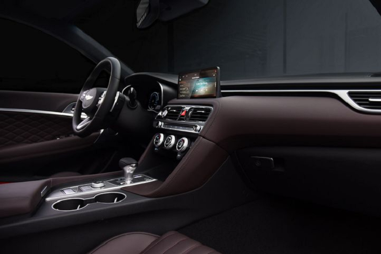 Di chuyển đến nội thất, điều đáng chú ý nhất là hệ thống thông tin giải trí 10,25 inch mở rộng với thiết kế Genesis UI độc quyền và hỗ trợ cập nhật không dây qua mạng cũng như Apple CarPlay, Android Auto và chế độ Valet.