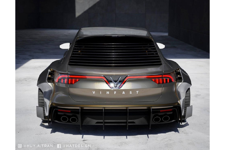 Ở phía sau, Luxwagon DTM trang bị bộ khuếch tán “hàng khủng” với với các vây chia cỡ đại. Xe sử dụng hệ thống 4 ống xả dạng tròn. Ngoài ra, designer này còn thiết kế thêm cánh lướt gió ở phía sau chiếc wagon để tăng tính thể thao. Các yếu tố nhận diện thương hiệu như dãy đèn LED chữ V và dòng chữ V I N F A S T vẫn được giữ nguyên.