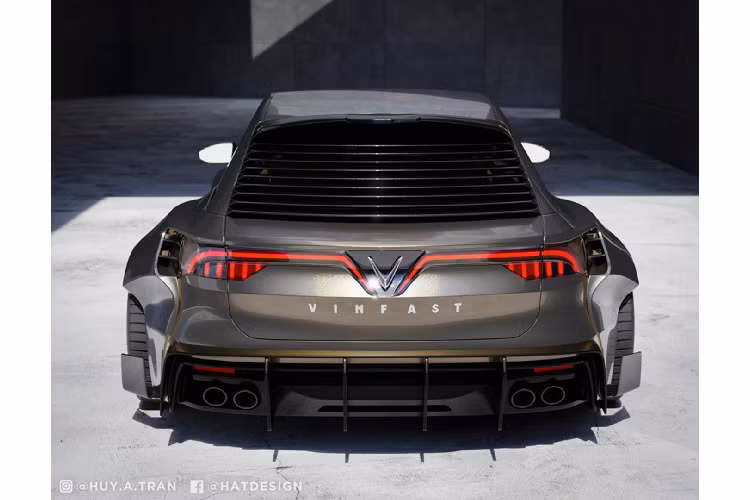 Ở phía sau, Luxwagon DTM trang bị bộ khuếch tán “hàng khủng” với với các vây chia cỡ đại. Xe sử dụng hệ thống 4 ống xả dạng tròn. Ngoài ra, designer này còn thiết kế thêm cánh lướt gió ở phía sau chiếc wagon để tăng tính thể thao. Các yếu tố nhận diện thương hiệu như dãy đèn LED chữ V và dòng chữ V I N F A S T vẫn được giữ nguyên.