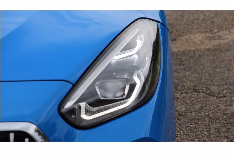 Bước sang thế hệ mới, BMW Z4 đã “lột xác” toàn diện về thiết kế so với thế hệ trước. Ngoài ra, Z4 đã chuyển sang sử dụng nền tảng khung gầm mới chia sẻ chung với Toyota Supra thế hệ mới, đi cùng với nhiều lựa chọn động cơ mạnh mẽ, hệ thống treo và hệ thống lái tốt hơn trước. Phần đầu xe nổi bật với cụm lưới tản nhiệt thể thao đặt liền kề với cụm đèn pha LED thích ứng (Adaptive LED) thiết kế 2 tầng độc đáo.