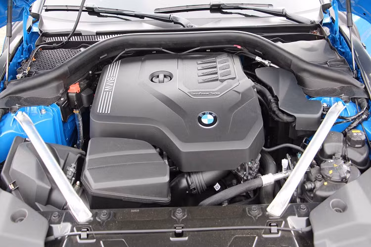Theo đó, phiên bản BMW Z4 sDrive30i mới sử dụng động cơ 4 cyl thẳng hàng dung tích 2.0L tăng áp cho công suất tối đa 255 mã lực và mô-men xoắn cực đại 345Nm. Sức mạnh được truyền xuống cầu sau (RWD) thông qua hộp số tự động 8 cấp (ZF). Nhờ đó, chiếc mui trần cỡ nhỏ nhà BMW có thể tăng tốc từ 0 – 100km/h chỉ trong vòng 5,2 giây trước khi đạt tốc độ tối đa 250 km/h.