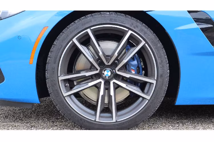 Hiện chưa rõ những trang bị M-Sport trên phiên bản Z4 sDrive30i M-Sport được nhập chính hãng, nhưng khả năng cao xe sẽ đi kèm với mâm 19 inch M Sport, khe hút gió ở fender mang màu đen Piano. Nội thất bọc da SensaTec màu đen ở táp-lô bảng điều khiển trung tâm, da Vernasca ở ghế ngồi và táp-pi cửa, bệ cửa logo M-Sport,…