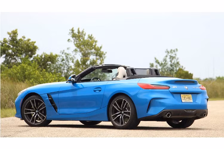 Phiên bản “sDrive30i” là phiên bản sử dụng động cơ cỡ nhỏ nhất của dòng Z4 thế hệ mới. Trong khi đó, ở phiên bản “40i” cao hơn, Z4 thế hệ mới sử dụng động cơ 6 cyl thẳng hàng (I6) dung tích 3.0L tăng áp (B58) cho công suất lên đến 383hp + 500Nm. Cả hai dòng động cơ “2.0L và 3.0L” này của Z4 đều được chia sẻ chung với Toyota Supra thế hệ mới.