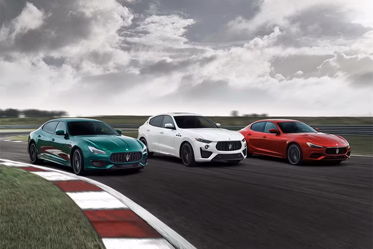 Giá xe Maserati Ghibli 2021 có mức bán khởi điểm từ 74.390 USD (khoảng 1,723 tỷ đồng) trong khi giá bán của Levante bắt đầu từ 77.890 USD (khoảng 1,8 tỷ đồng) và Quattroporte 2021 có giá từ 104.390 USD (khoảng 2,4 tỷ đồng).