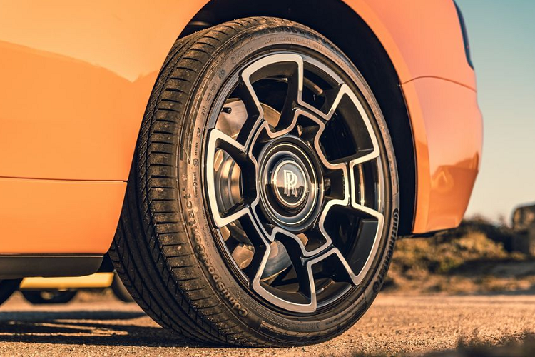 Đặc biệt, lớp áo của chiếc Rolls-Royce Dawn đặc biệt Black Badge này đã phải cần tới 7 lớp sơn, hơn 9 tiếng đánh bóng thủ công tại Trung tâm hoàn thiện bề mặt ở Goodwood, Vương quốc Anh, dưới những bàn tay khéo léo của các kĩ sư Rolls-Royce.