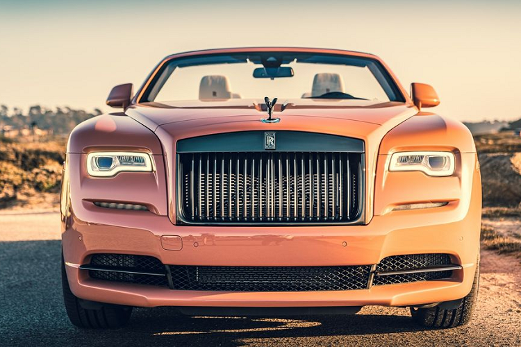 Trên đường chạy thẳng, mẫu xe mui trần này có khả năng tăng tốc từ 0 lên 96 km/h chỉ trong 4,8 giây, trước khi đạt tốc độ tối đa (sau giới hạn điện tử) 250 km/h. Mức giá xe Rolls-Royce Dawn đặc biệt Black Badge không được tiết lộ, nhưng chắc chắn nó không hề rẻ.