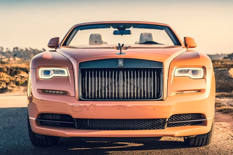 Trên đường chạy thẳng, mẫu xe mui trần này có khả năng tăng tốc từ 0 lên 96 km/h chỉ trong 4,8 giây, trước khi đạt tốc độ tối đa (sau giới hạn điện tử) 250 km/h. Mức giá xe Rolls-Royce Dawn đặc biệt Black Badge không được tiết lộ, nhưng chắc chắn nó không hề rẻ.