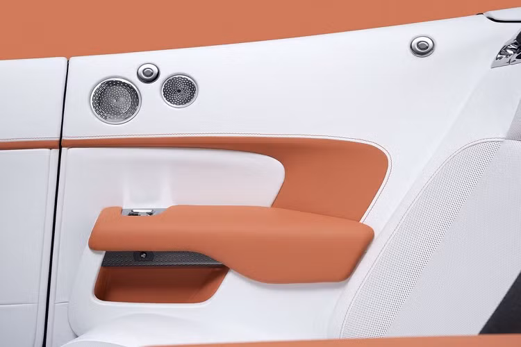 Dưới nắp capo của chiếc Rolls-Royce này là khối động cơ V12 6.6 lít Tăng áp kép, sản sinh công suất cực đại 593 mã lực và 840 Nm, mạnh mẽ hơn thông số nguyên bản 563 mã và 780 Nm của Dawn.