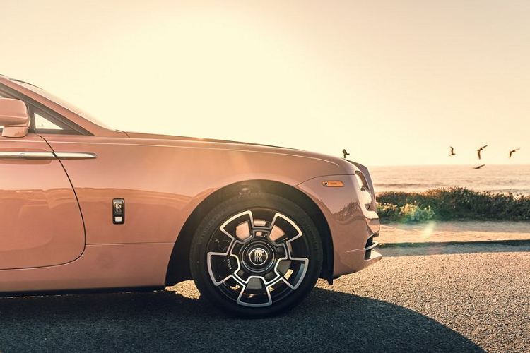 Bộ mâm đặc trưng của dòng sản phẩm Rolls-Royce Black Badge đặc biệt. Lấy cảm hứng từ những ngọn đồi và thung lũng của vùng bắc California, Mỹ, khu vực nội thất được hoàn thiện với 2 tone màu Trắng Arctic và màu ‘Hoàng hôn’.