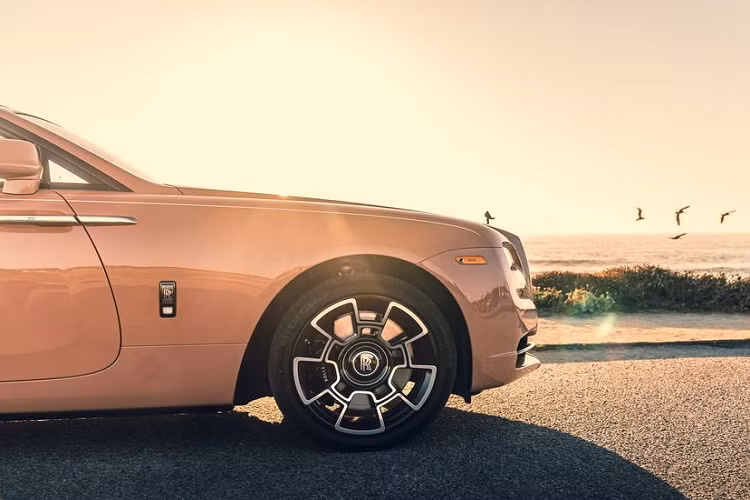 Bộ mâm đặc trưng của dòng sản phẩm Rolls-Royce Black Badge đặc biệt. Lấy cảm hứng từ những ngọn đồi và thung lũng của vùng bắc California, Mỹ, khu vực nội thất được hoàn thiện với 2 tone màu Trắng Arctic và màu ‘Hoàng hôn’.