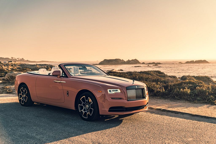 Cụ thể hơn, chiếc xe siêu sang Rolls-Royce Dawn này sở hữu màu sơn ngoại thất có tên gọi ‘Coral Solid’, cũng như xuất hiện với gói trang bị Bespoke Aero Cowling, tạo nên một tổng thể trẻ trung cho mẫu sedan đến từ nước Anh.