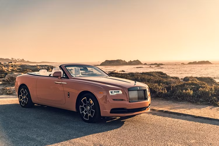 Cụ thể hơn, chiếc xe siêu sang Rolls-Royce Dawn này sở hữu màu sơn ngoại thất có tên gọi ‘Coral Solid’, cũng như xuất hiện với gói trang bị Bespoke Aero Cowling, tạo nên một tổng thể trẻ trung cho mẫu sedan đến từ nước Anh.