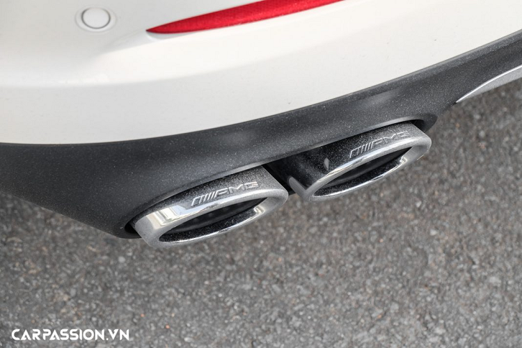 Là một phiên bản hiệu năng cao, Mercedes-AMG GT 53 4MATIC+ được hãng xe Đức bổ sung thêm một cánh gió chỉnh điện đặt ẩn vào đuôi xe, chi tiết này giúp tăng thêm lực ép xuống mặt đất cho thân xe và trở nên đặc biệt quan trọng khi xe vận hành ở tốc độ cao. Cuối cùng là logo “AMG” và “GT 53” đặt ở hai bên đuôi xe.