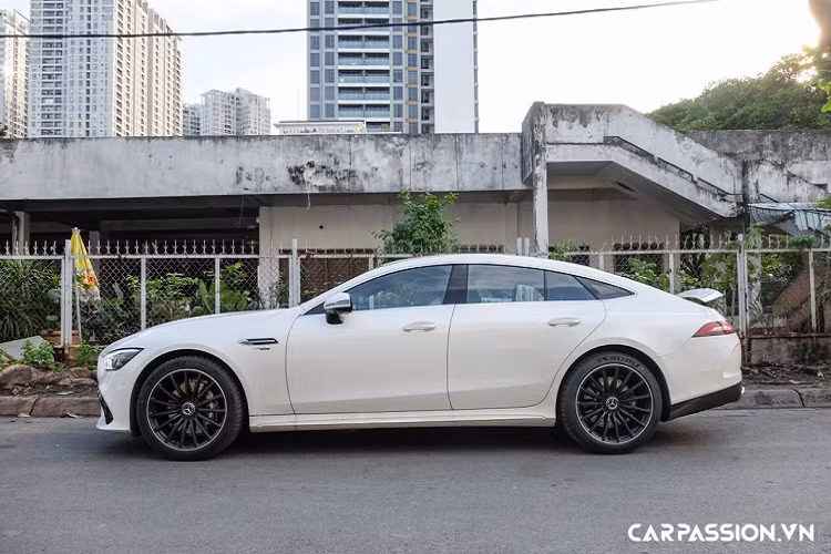 Khoang nội thất trên AMG GT 53 là sự kết hợp hài hòa giữa nét sang trọng cùng yếu tố thể thao, nổi bật nhất phải kể đến ghế ngồi có thiết kế thể thao với phần tựa đầu tích hợp và bộ đệm 2 bên ghế giúp mang đến cảm giác của 1 chiếc xe đua đích thực. Chưa hết, tính thể thao còn đến từ vô-lăng AMG với 2 tùy chọn bọc da Nappa hoặc DINAMICA. Trên vô-lăng AMG mới là các nút cho phép người dùng điều khiển nhanh và chính xác các chức năng lái.