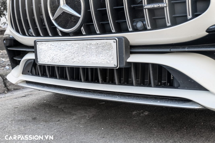 Khác biệt với phần đầu xe khá “dữ dằn”, đuôi xe sở hữu thiết kế bo tròn đầy gợi cảm. Sự tinh tế đến từ cụm đèn hậu dạng LED có thiết kế mỏng, tương tự chi tiết trên những chiếc AMG GT 2 cửa. Ngoài ra, xe còn được trang bị tấm khuếch tán hầm hố có thể chỉnh điện cùng ống xả ở 2 bên tạo ra âm thanh tuyệt hảo khi vận hành ở tốc độ cao.