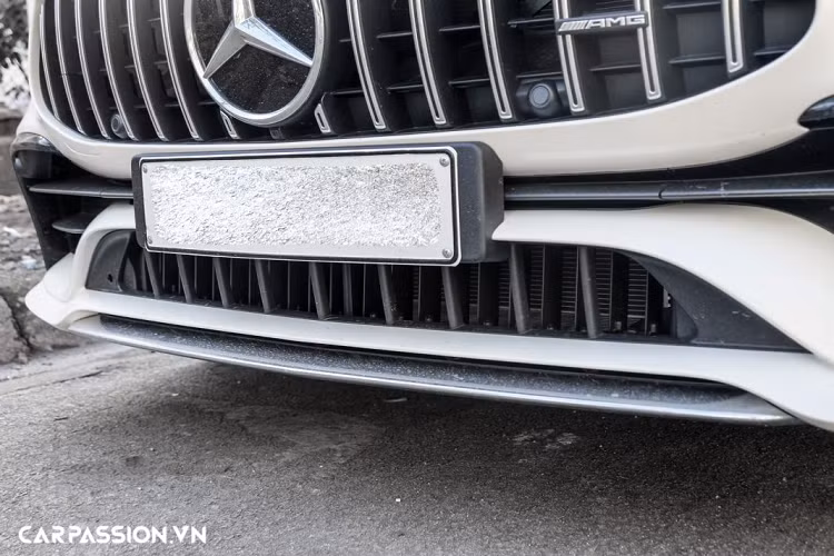 Khác biệt với phần đầu xe khá “dữ dằn”, đuôi xe sở hữu thiết kế bo tròn đầy gợi cảm. Sự tinh tế đến từ cụm đèn hậu dạng LED có thiết kế mỏng, tương tự chi tiết trên những chiếc AMG GT 2 cửa. Ngoài ra, xe còn được trang bị tấm khuếch tán hầm hố có thể chỉnh điện cùng ống xả ở 2 bên tạo ra âm thanh tuyệt hảo khi vận hành ở tốc độ cao.