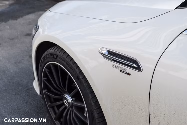 Bên hông xe, các cửa sổ có thiết kế hơi nghiêng ra phía sau, kết hợp với các chi tiết của cấu trúc Coupé cổ điển đã tạo nên vẻ thể thao nhưng lại không kém phần gợi cảm. Thiết kế uốn lượn của thân xe không chỉ đem đến vẻ đẹp độc đáo mà còn được các kĩ sư của Mercedes-Benz tính toán kĩ lưỡng để tối ưu hiệu năng vận hành cho mẫu xe thể thao 4 cửa.