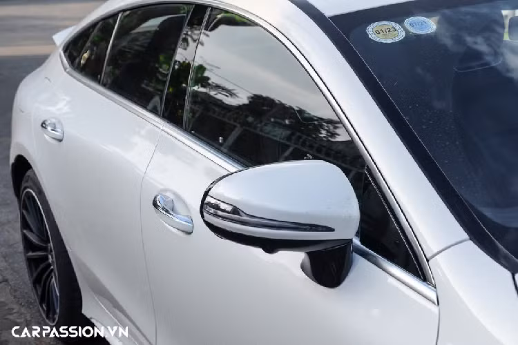 Mercedes-AMG GT 53 4MATIC+ 4-Door có kích thước tổng thể bao gồm chiều dài x rộng x cao lần lượt là 5051 x 1953 x 1451 mm, trục cơ sở dài 2951 mm, điều này đem đến cho AMG GT 53 một điểm cộng về sự rộng rãi bên trong khoang lái. Xe được trang bị bộ mâm đa chấu sơn đen mờ, có đường kính 20 inch, ẩn phía sau là cùm phanh AMG sơn màu xám.