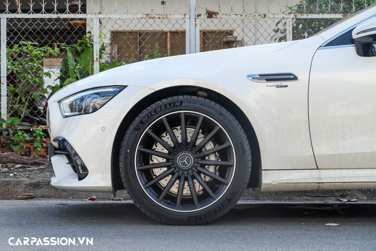 Ở phần đầu xe, Mercedes-AMG GT 53 tại Việt Nam toát lên nét thiết kế hầm hố đặc trưng của các mẫu xe hiệu năng cao nhà AMG. Xe được trang bị lưới tản nhiệt nan dọc Panamericana kết hợp cùng cụm đèn chiếu sáng MULTIBEAM LED hiện đại. Nắp ca-pô được dập với hai đường gân mạnh mẽ, phía dưới là sự xuất hiện của hai hốc gió cỡ lớn.