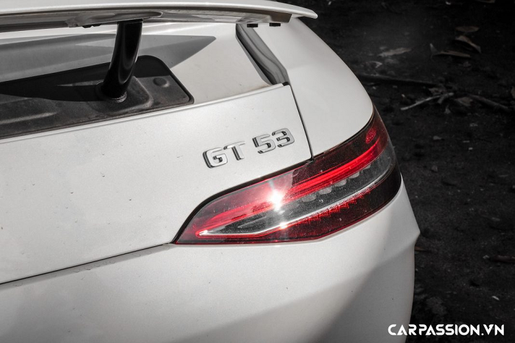 Tương tự người anh em Mercedes-AMG GT R, AMG GT 53 cũng sở hữu cánh chia gió chủ động AIRPANEL bằng sợi carbon phía dưới cản trước. Chi tiết này sẽ phát huy tối đa công dụng khi xe vận hành ở chế độ Race và tốc độ trên 80 km/h. Lúc này cánh gió sẽ hạ góc nghiêng xuống thêm 40 mm và lực nén được tăng lên 40kg khi đạt tốc độ 250 km/h.