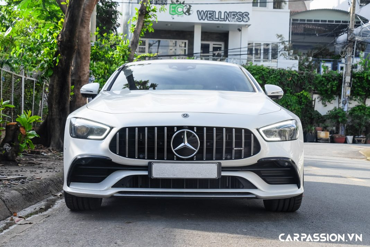 Mang trên mình khí chất của dòng xe đầu bảng AMG GT, mẫu GT 53 4MATIC+ 4-Door Coupe gây ấn tượng mạnh với người dùng ngay từ ánh nhìn đầu tiên. Áp dụng ngôn ngữ thiết kế “Sensual Purity” đặc trưng trên những mẫu AMG GT 2 cửa, AMG GT 53 sở hữu tỉ lệ thiết kế kinh điển bao gồm mũi xe dài, nắp ca-pô dập gân mạnh mẽ, khoang lái được đẩy tối đa về phía sau và đuôi xe bo tròn, tất cả cùng kết hợp để tạo nên sự gợi cảm thuần khiết trên AMG GT 53. Chiếc AMG GT 53 xuất hiện trong bài viết khoác lên mình lớp sơn trắng muốt tinh tế.