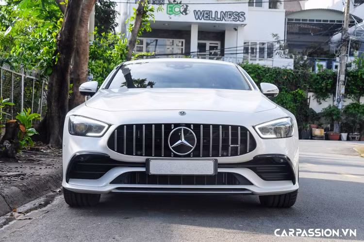 Mang trên mình khí chất của dòng xe đầu bảng AMG GT, mẫu GT 53 4MATIC+ 4-Door Coupe gây ấn tượng mạnh với người dùng ngay từ ánh nhìn đầu tiên. Áp dụng ngôn ngữ thiết kế “Sensual Purity” đặc trưng trên những mẫu AMG GT 2 cửa, AMG GT 53 sở hữu tỉ lệ thiết kế kinh điển bao gồm mũi xe dài, nắp ca-pô dập gân mạnh mẽ, khoang lái được đẩy tối đa về phía sau và đuôi xe bo tròn, tất cả cùng kết hợp để tạo nên sự gợi cảm thuần khiết trên AMG GT 53. Chiếc AMG GT 53 xuất hiện trong bài viết khoác lên mình lớp sơn trắng muốt tinh tế.