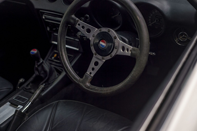 Là một trong những dòng xe thể thao thành công nhất từng được sản xuất, chiếc xe Datsun 240Z hàng hiếm này được thiết kế bởi nhóm nghiên cứu do Yoshihiko Matsuo, người đứng đầu bộ phận thiết kế xe thể thao của Nissan và phần thân xe do nhà thiết Albrecht Goertz – Người đã từng thiết kế BMW 507 chắp bút.