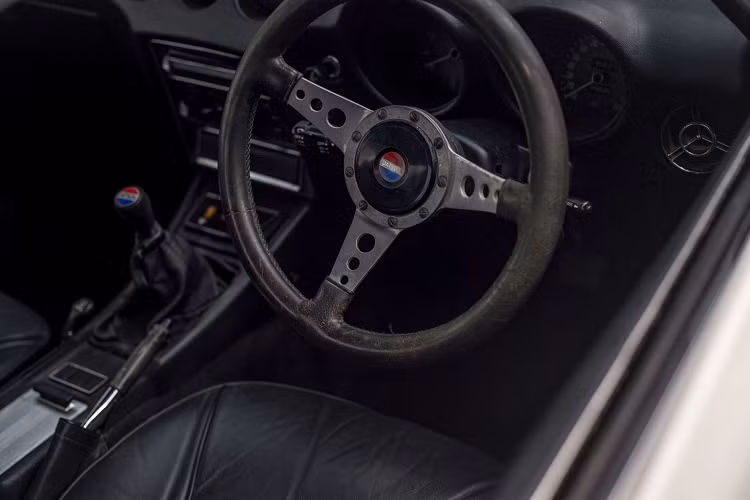 Là một trong những dòng xe thể thao thành công nhất từng được sản xuất, chiếc xe Datsun 240Z hàng hiếm này được thiết kế bởi nhóm nghiên cứu do Yoshihiko Matsuo, người đứng đầu bộ phận thiết kế xe thể thao của Nissan và phần thân xe do nhà thiết Albrecht Goertz – Người đã từng thiết kế BMW 507 chắp bút.