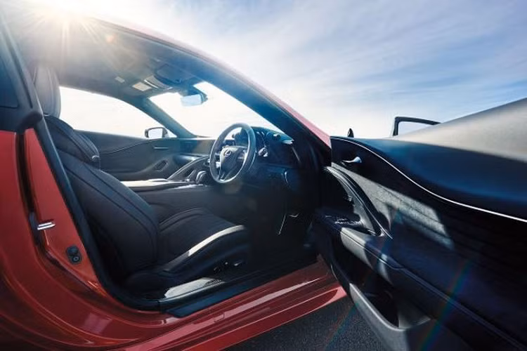 Dưới nắp ca-pô, Lexus LC 500 mới được trang bị động cơ xăng V8 hút khí tự nhiên 2UR-GSE 5.0L tiếp tục cung cấp công suất tối đa 470 mã lực tại 7.100 vòng/phút và mô-men xoắn cực đại 540Nm tại 4.800 vòng/phút. Hộp số tự động 10 cấp Direct Shift đã được điều chỉnh để giữ bánh răng lâu hơn khi bướm ga ở trong "vùng hoạt động" (50-70%) trước khi sang số, làm tăng cảm giác phấn khích mỗi lần tăng tốc.