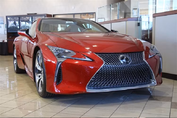 Lexus cũng giới thiệu cho LC 500 2020 tính năng Power Easy Access mới, giúp việc ra vào xe dễ dàng hơn, lái xe có thể thu cột lái lại sau khi tắt máy. Về trang bị tiêu chuẩn, Lexus LC 500 mới có đèn pha chiếu LED thể thao với đèn ngày LED, điều hòa tự động hai vùng, hệ thống âm thanh Mark Levinson 13 loa, màn hình cụm công cụ đo kỹ thuật số 8 inch, bọc ghế Alcantara, mái xe sợi carbon, vi sai chống trượt giới hạn Torsen cũng như cánh gió sau chủ động.