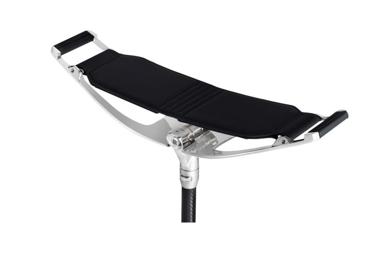 Chiếc ghế Pursuit Seat của Rolls-Royce được tạo ra xuất phát từ tinh thần trong câu châm ngôn của ngài Henry Royce:”Lấy những thứ tốt nhất hiện có và làm cho nó trở nên tốt hơn”. Chính vì thế, đội ngũ của thương hiệu đã “nâng tầm” chiếc ghế di động thông thường thành một chiếc ghế hiện đại, thời trang, tiện nghi và đồng thời là đẳng cấp.