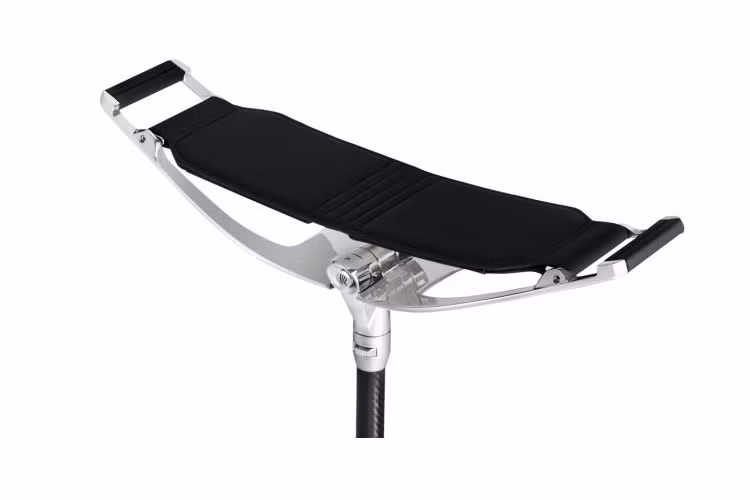 Chiếc ghế Pursuit Seat của Rolls-Royce được tạo ra xuất phát từ tinh thần trong câu châm ngôn của ngài Henry Royce:”Lấy những thứ tốt nhất hiện có và làm cho nó trở nên tốt hơn”. Chính vì thế, đội ngũ của thương hiệu đã “nâng tầm” chiếc ghế di động thông thường thành một chiếc ghế hiện đại, thời trang, tiện nghi và đồng thời là đẳng cấp.