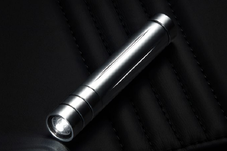 Chiếc ghế được làm từ chất liệu da Rolls-Royce tốt nhất và được chạm nổi biểu tượng Spirit of Ecstasy. Khách hàng có thể lựa chọn màu sắc, chất liệu da cho chiếc ghế của mình với bảng màu tương tự như bảng màu da nội thất xe.