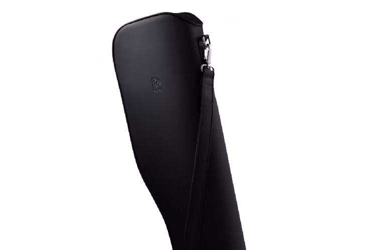 Là một phụ kiện hoàn hảo để khách hàng có thể nghỉ ngơi, thậm chí là ngồi để có thể vẽ tranh phong cảnh hoặc chỉ đơn giản là dừng lại để ngắm cảnh, chiếc ghế Pursuit Seat là phụ kiện mới nhất được thiết kể nhằm nâng cao trải nghiệm phong cách sống của các khách hàng Rolls-Royce.