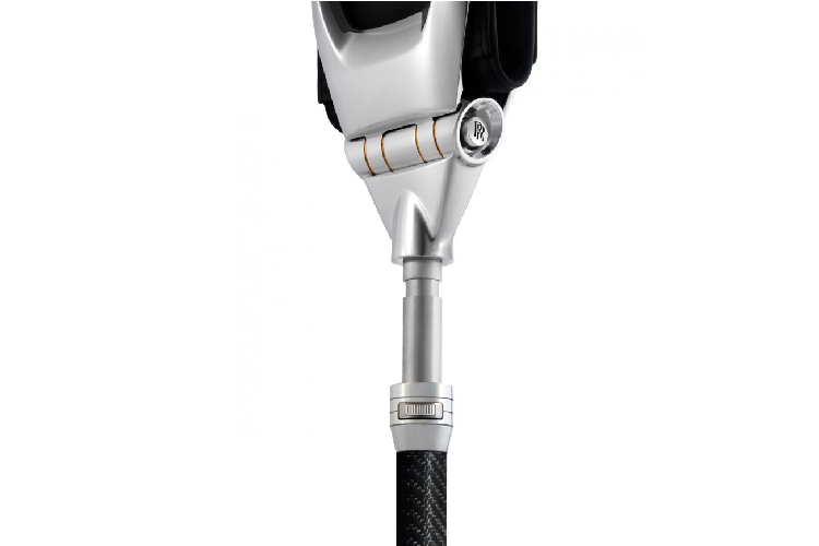 Khi khách hàng tham gia một buổi biểu diễn ngoài trời hay một sự kiện đua xe, chiếc ghế là một trong những phụ kiện tiện dụng. Rolls-Royce còn trang bị thêm phần túi da rời cho ghế để người dùng có thể đựng đồ đạc mang theo một cách dễ dàng. Thương hiệu đồng thời còn trang bị phần đèn pin được cất bên trong cửa của những chiếc Rolls-Royce nhằm tạo độ thuận lợi một cách tối đa cho những vị khách của mình.