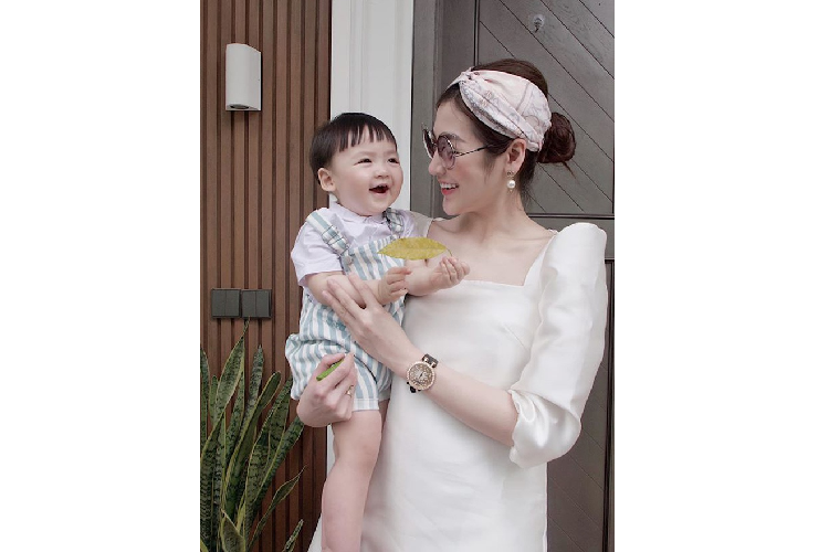 Á hậu Tú Anh dành thời gian chăm sóc, chơi cùng con trai. Trên trang cá nhân, người đẹp chia sẻ nhiều khoảnh khắc đáng yêu của em bé.