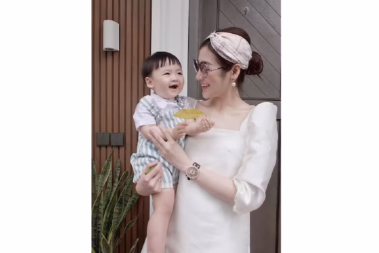 Á hậu Tú Anh dành thời gian chăm sóc, chơi cùng con trai. Trên trang cá nhân, người đẹp chia sẻ nhiều khoảnh khắc đáng yêu của em bé.