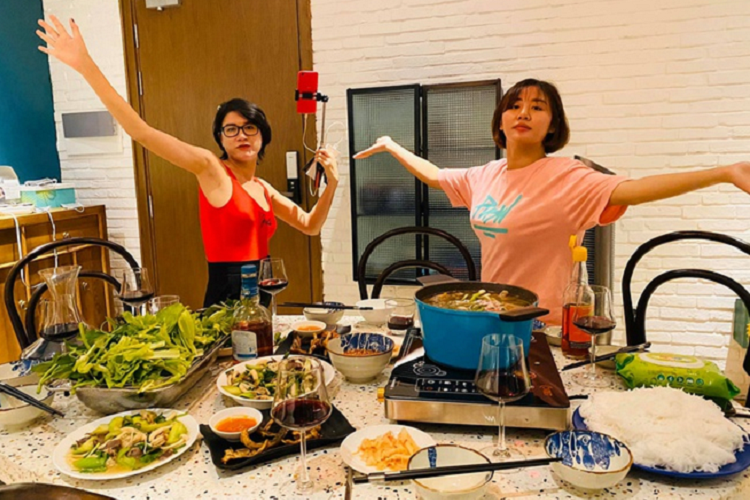 Tranh thủ những ngày không có lịch diễn, Văn Mai Hương "trổ tài" nội trợ. Cô chia sẻ làm nhiều món ăn như vịt om xấu, nấu xôi, sữa chua... Nữ ca sĩ còn sắm dụng cụ nấu ăn thông minh có giá hàng chục triệu đồng.