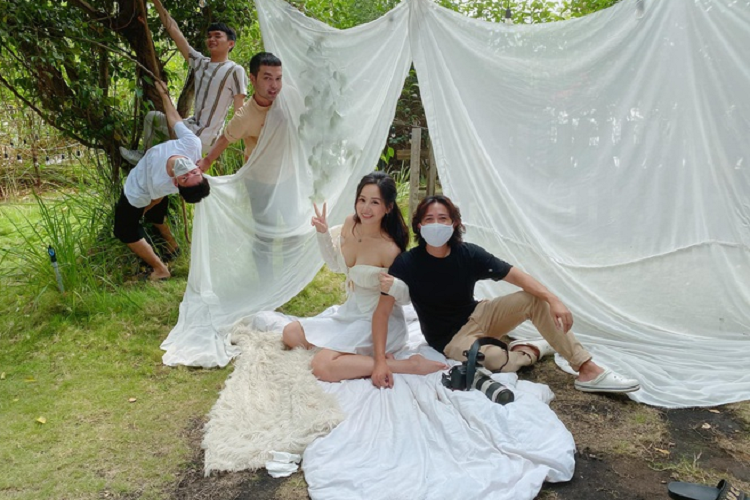 Trước đó một ngày, người đẹp tham gia buổi chụp hình cùng ê-kíp thân thiết tại không gian ngoài trời. Hoa hậu 8X cho biết lịch chụp này có kế hoạch từ trước. Còn lại, cô dành phần lớn thời gian ở nhà.