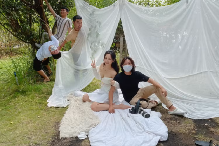 Trước đó một ngày, người đẹp tham gia buổi chụp hình cùng ê-kíp thân thiết tại không gian ngoài trời. Hoa hậu 8X cho biết lịch chụp này có kế hoạch từ trước. Còn lại, cô dành phần lớn thời gian ở nhà.