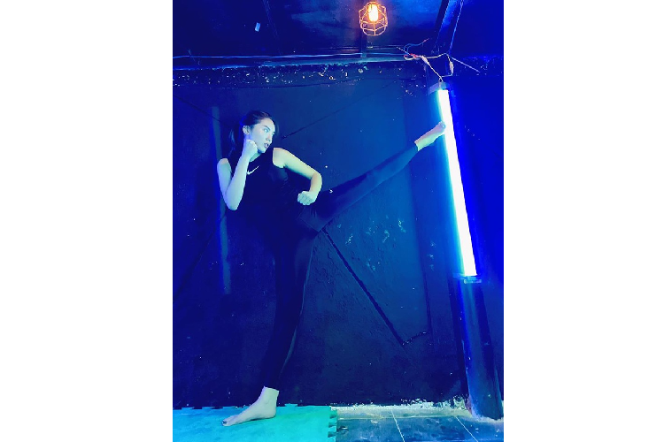 Kỳ Duyên "khoe" hình ảnh tập võ để rèn luyện sức khỏe. Cô viết: "Tân binh tập sự. Sẽ cố gắng mỗi ngày thật nhiều hơn nữa. Một tuần có 7 ngày đi tập cả 6 ngày, vui lắm! Mỗi ngày rướn 1 tí để khi nào chân chạm cái bóng đèn kia mới được nha".