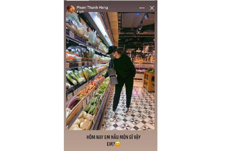 Trên trang cá nhân, người mẫu Thanh Hằng đăng ảnh đi siêu thị. Cô diện "cây đen" năng động, cá tính, kết hợp chiếc túi hàng hiệu yêu thích. Trước đó, chân dài 8X cũng tâm sự cô làm việc tại nhà những ngày qua để đảm bảo sức khỏe. 